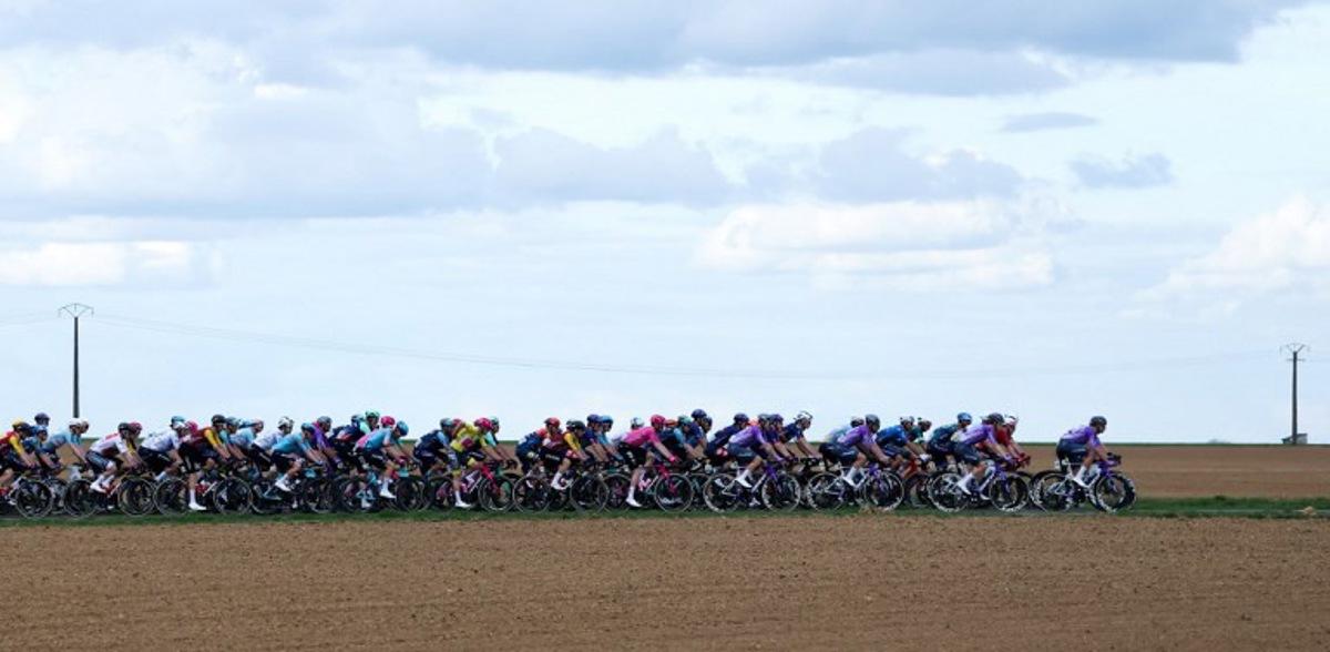 The pack rides during the 2nd stage of the Paris-Nice cycling race, 187 km between Épône and Montargis, on March 9, 2026.  Anne-Christine POUJOULAT / AFP