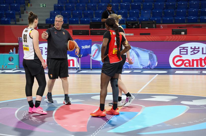 Belgium's Ine Joris, Belgium's assistant coach Pascal Angillis, Belgium's Becky Massey and Belgium's Bethy Mununga pictured during a training of the Belgian national women team 'the Belgian Cats', in Brno, Czech Republlic, on Tuesday 17 June 2025, at the FIBA Women's EuroBasket 2025. BELGA PHOTO VIRGINIE LEFOUR