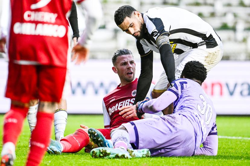Antwerp's Toby Alderweireld and Charleroi's goalkeeper Mohamed Kone clash during a soccer match between Royal Antwerp FC and Sporting Charleroi, Sunday 08 December 2024 in Antwerp, on day 17 of the 2024-2025 season of the 'Jupiler Pro League' first division of the Belgian championship. BELGA PHOTO TOM GOYVAERTS