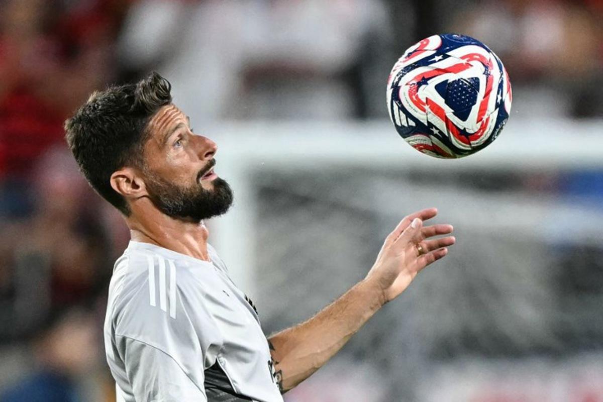 LAFC's French forward #09 Olivier Giroud warms up ahead of the FIFA Club World Cup 2025 Group D football match between US Los Angeles FC and Brazil's CR Flamengo at the Camping World stadium in Orlando on June 24, 2025.  PATRICIA DE MELO MOREIRA / AFP