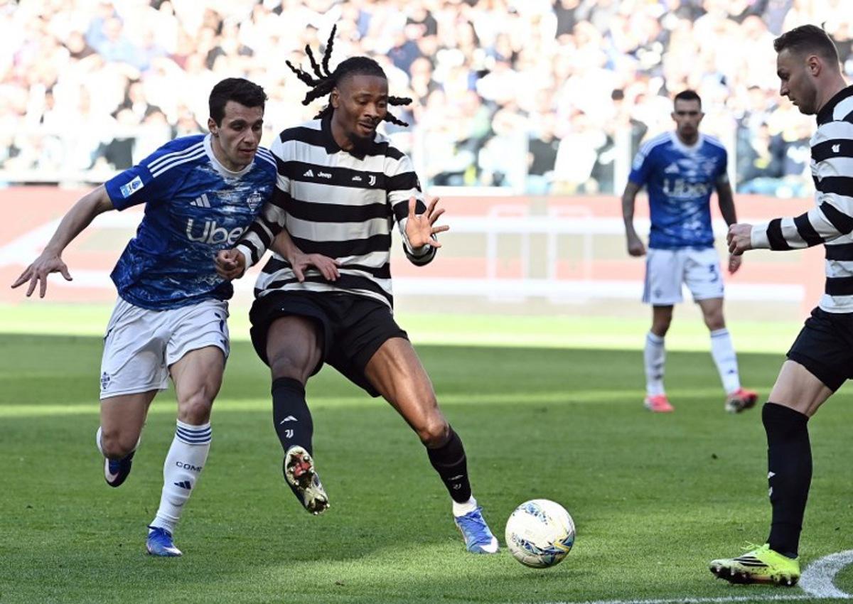 Juventus' French midfielder Khephren Thuram (2ndL) fights for the ball with Como's Spanish forward Jesus Rodriguez (L) during the Italian Serie A football match between Juventus and Como at Allianz Stadium in Turin on February 21, 2026.  Isabella BONOTTO / AFP