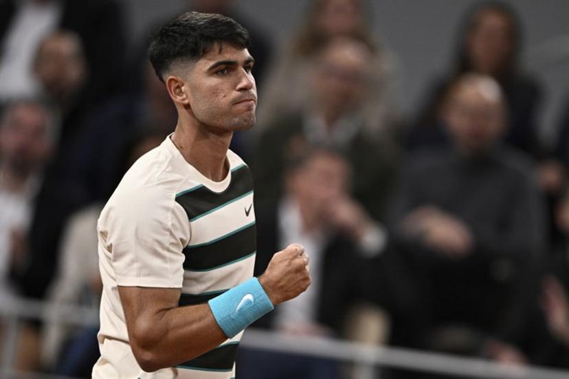 Spain's Carlos Alcaraz reacts to a point against Hungary's Fabian Marozsan during their men's singles match on day 4 of the French Open tennis tournament on Court Philippe-Chatrier at the Roland-Garros Complex in Paris on May 28, 2025.  JULIEN DE ROSA / AFP