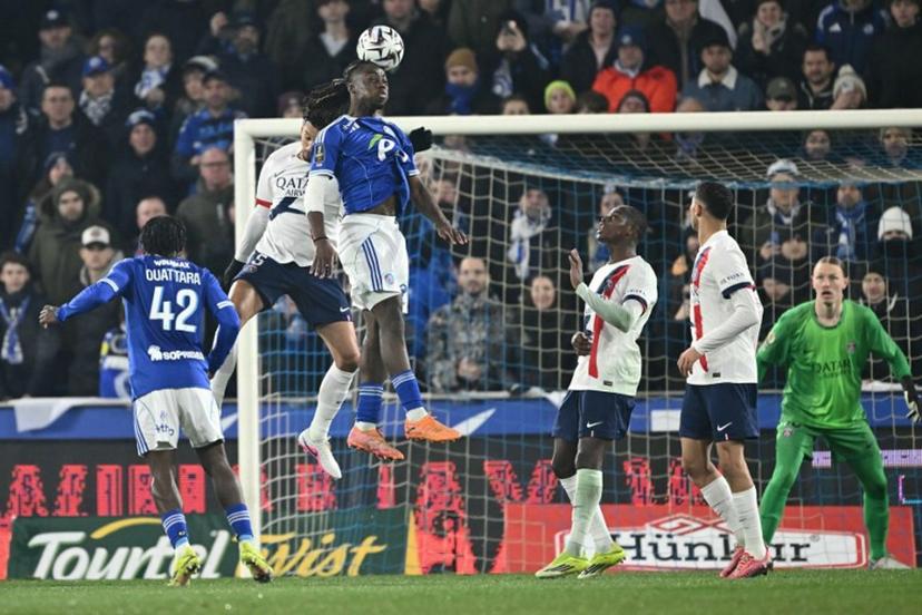 Paris Saint-Germain's Brazilian defender #05 Marquinhos (2ndL) fights for the ball with Strasbourg's French defender #06 Ismael Doukoure during the French L1 football match between RC Strasbourg Alsace and Paris Saint-Germain (PSG) at the Stade de la Meinau in Strasbourg, eastern France, on February 1, 2026.   SEBASTIEN BOZON / AFP