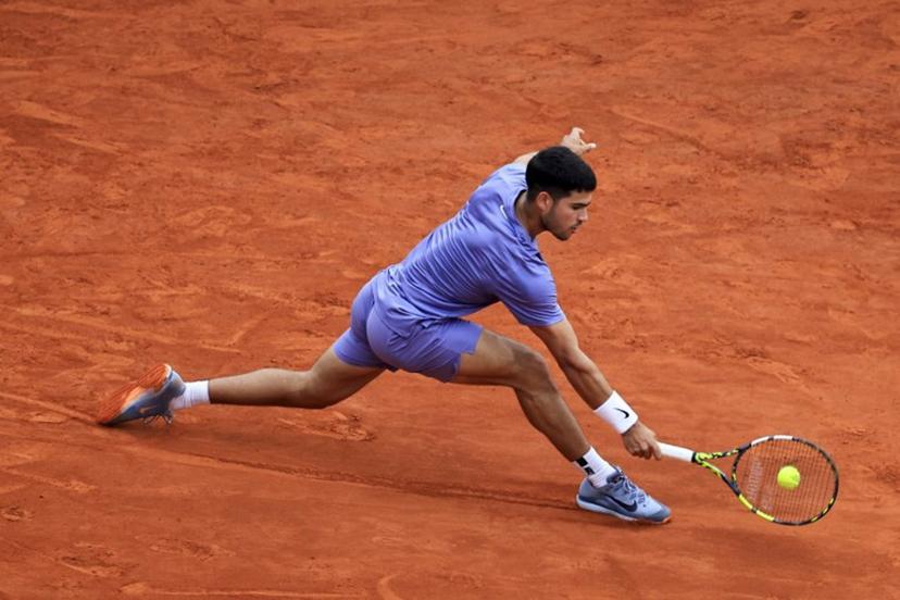 Spain's Carlos Alcaraz plays a backhand return to Spain's Alejandro Davidovich Fokina during the Monte Carlo ATP Masters Series Tournament semi-final tennis match at the Monte Carlo Country Club in Roquebrune-Cap-Martin on April 12, 2025.  Valery HACHE / AFP