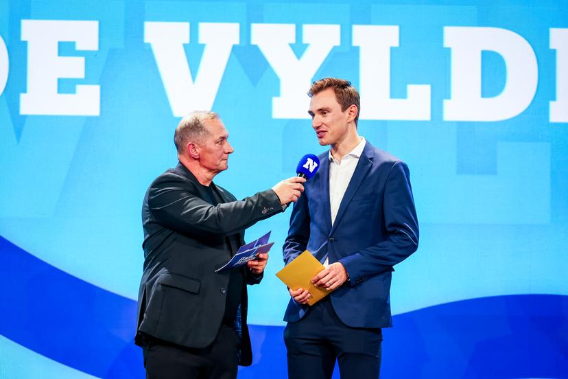 Sports journalist Karl Vannieuwkerke and Belgian Lindsay De Vylder pictured during the 'Flandrien' award ceremony for the best Belgian cyclist of the 2024 cycling season, organized by newspaper 'Het Nieuwsblad', Tuesday 05 November 2024 in Middelkerke. BELGA PHOTO DAVID PINTENS