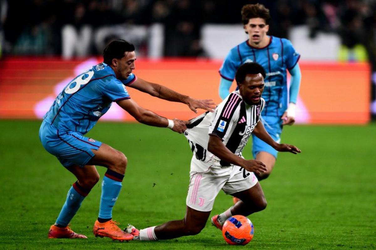 Cagliari's Italian defender #28 Gabriele Zappa and Juventus' Belgian forward #20 Lois Openda fight for the ball during the Italian Serie A football match between Juventus and Cagliari at the Allianz stadium in Turin on November 29, 2025.  MARCO BERTORELLO / AFP