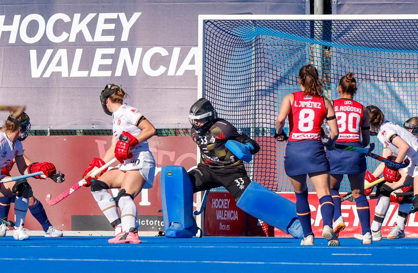 Belgium's Camille Belis and Belgium's goalkeepêr Maite Bussels pictured in action during a hockey game between Belgian national team Red Panthers and Spain, The fifth game (out of 16) in the group stage of the 2025-2026 women's FIH Pro League, Thursday 05 February 2026 in Valencia, Spain.  BELGA PHOTO DAVID GONZALEZ
