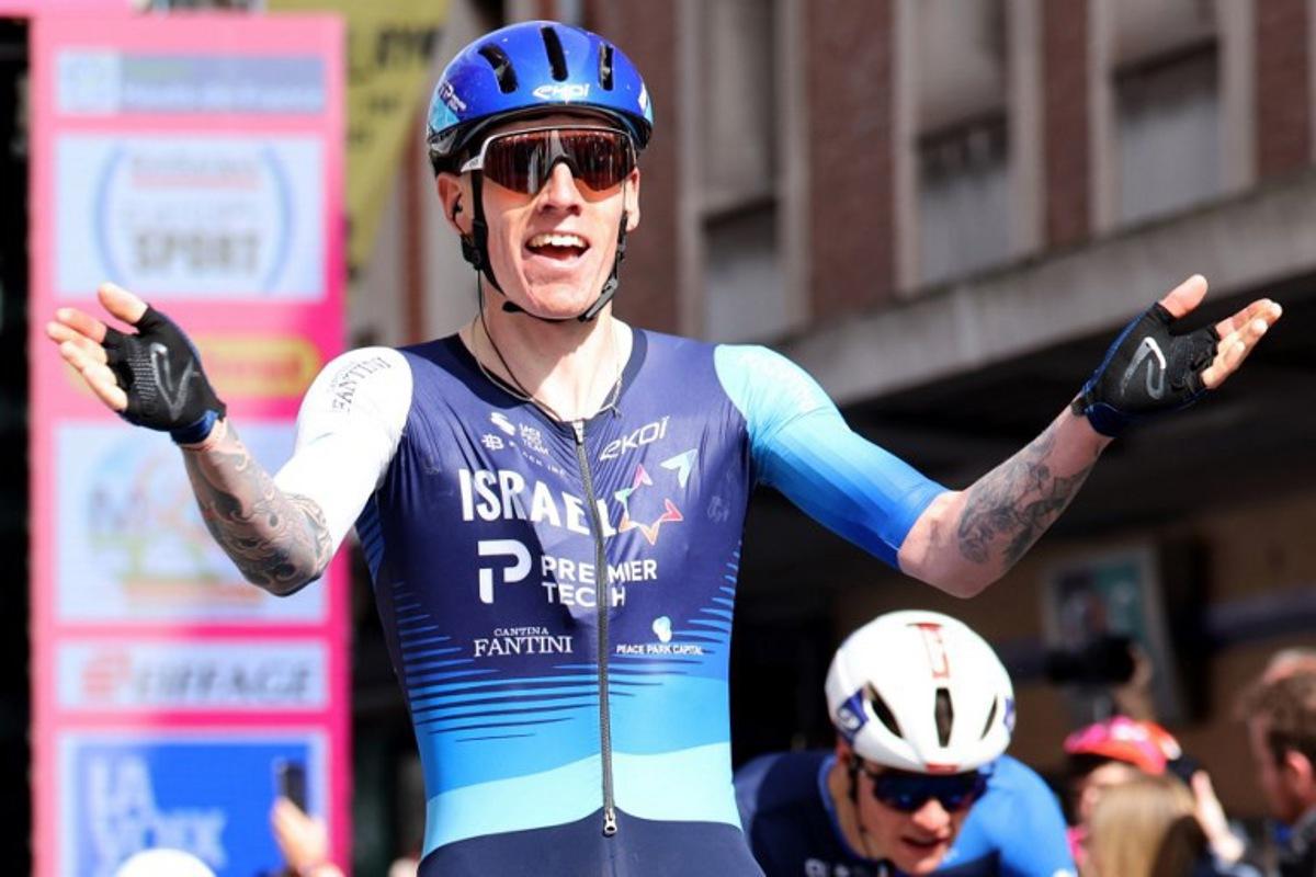 British Israel-PT cycling team's Jake Stewart celebrates as he crosses the finish line and win the fith and last stage of the 2025 Four Days of Dunkirk, a 182,3 km bewteen Wormhout and Dunkirk, in Dunkirk on May 18, 2025.  FRANCOIS LO PRESTI / AFP