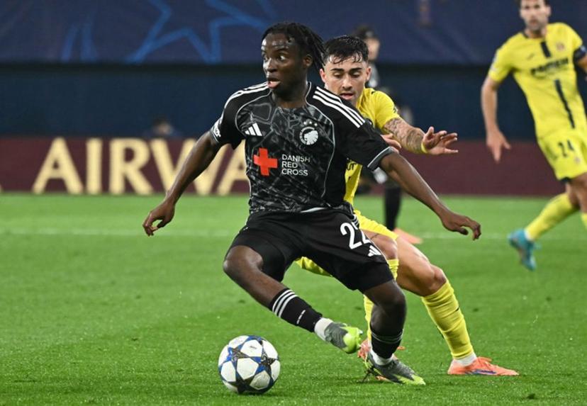 Villarreal's Spanish forward #20 Alberto Moleiro fights for the ball with FC Copenhagen's French defender #22 Yoram Zague during the UEFA Champions League league phase day 6 football match between Villarreal CF and FC Copenhagen at La Ceramica Stadium in Vila-real on December 10, 2025.  JOSE JORDAN / AFP