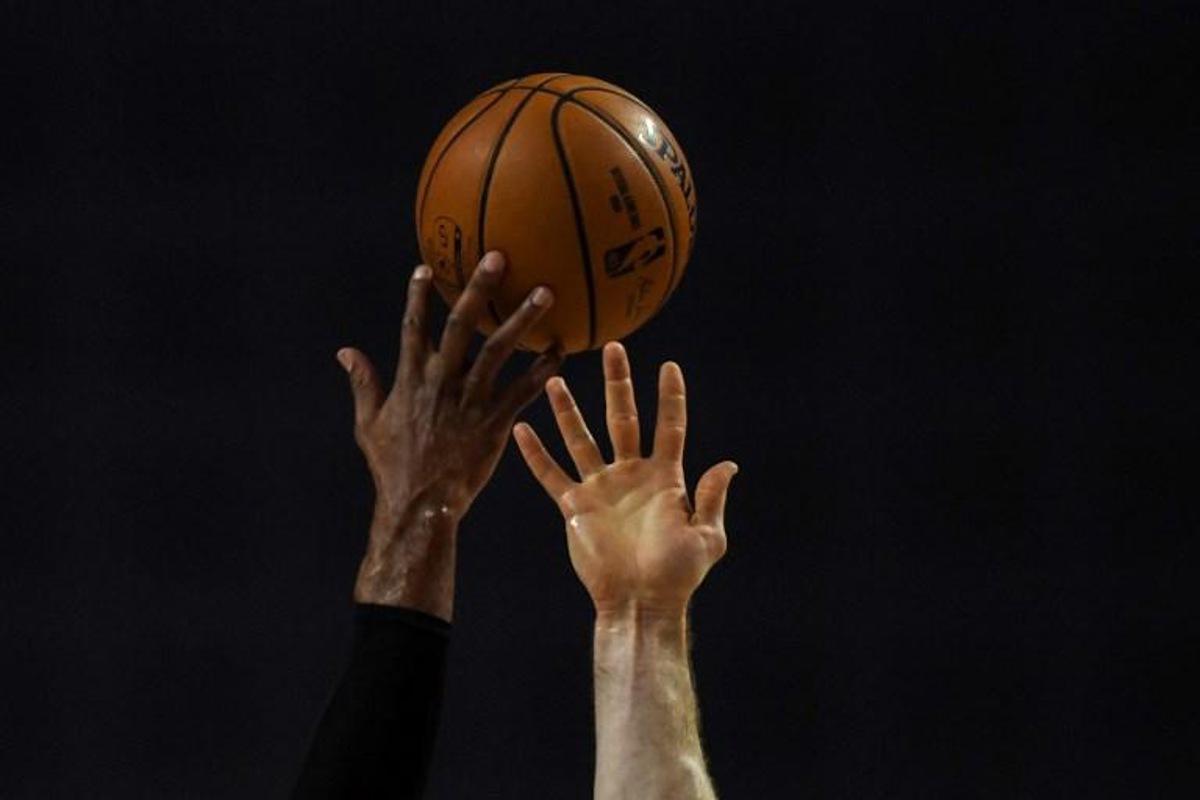 San Antonio Spurs' US center LaMarcus Aldridge (L) vies for the ball with Phoenix Suns' Australian center Aron Baynes during an NBA Global Games basketball match in Mexico City, on December 14, 2019.  PEDRO PARDO / AFP