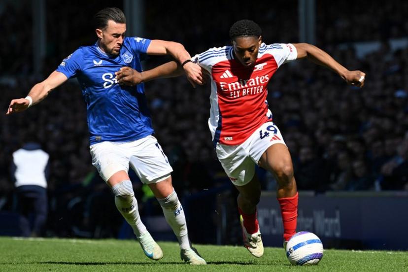 Everton's English striker #11 Jack Harrison (L) vies with Arsenal's English midfielder #49 Myles Lewis-Skelly (R) during the English Premier League football match between Everton and Arsenal at Goodison Park in Liverpool, north west England on April 5, 2025.  ANDY BUCHANAN / AFP