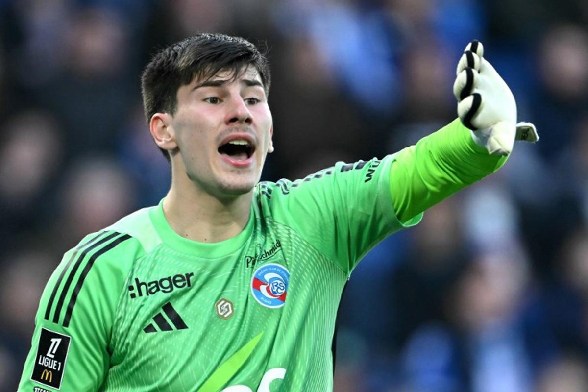 Strasbourg's Belgian goalkeeper #39 Mike Penders gestures during the French L1 football match between RC Strasbourg Alsace and OGC Nice at the Stade de la Meinau in Strasbourg, eastern France, on April 4, 2026.   SEBASTIEN BOZON / AFP