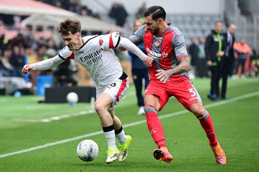 AC Milan's Belgian midfielder #56 Alexis Saelemaekers fights for the ball with Cremonese's Italian defender #3 Giuseppe Pezzella during the Italian Serie A football match between Cremonese and AC Milan at the Giovanni Zini Stadium in Cremona on March 1, 2026.  Piero CRUCIATTI / AFP