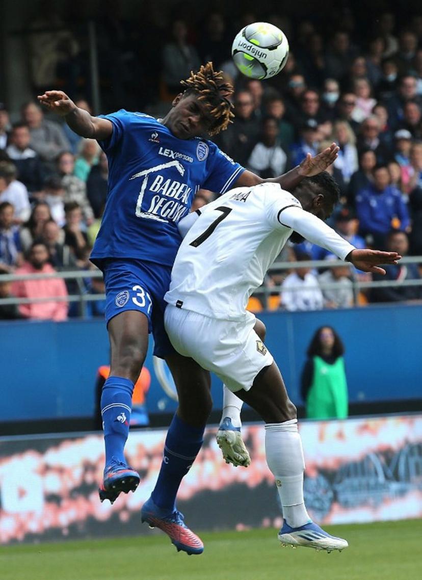 Troyes' defender Eric N'Jo (L) fights for the ball with Lille's midfielder Jonathan Bamba (R) during the French L1 football match between ES Troyes AC and Lille OSC at Stade de l'Aube in Troyes, north-eastern France, on May 1, 2022.  FRANCOIS NASCIMBENI / AFP