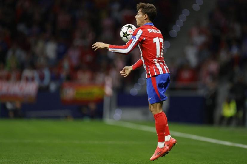 Atletico Madrid's Spanish forward #17 Rodrigo Riquelme controls the ball during the UEFA Champions League 1st round football match between Club Atletico de Madrid and RB Leipzig at the Metropolitano stadium in Madrid on September 19, 2024.  OSCAR DEL POZO / AFP