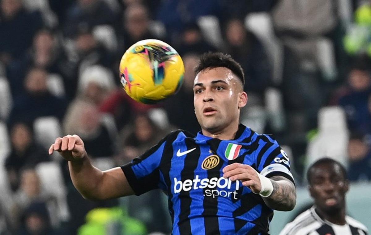 Inter Milan's Argentine forward #10 Lautaro Martinez controls the ball during the Italian Serie A football match between Juventus and Inter Milan at the Juventus Stadium in Turin on February 16, 2025.  Isabella BONOTTO / AFP