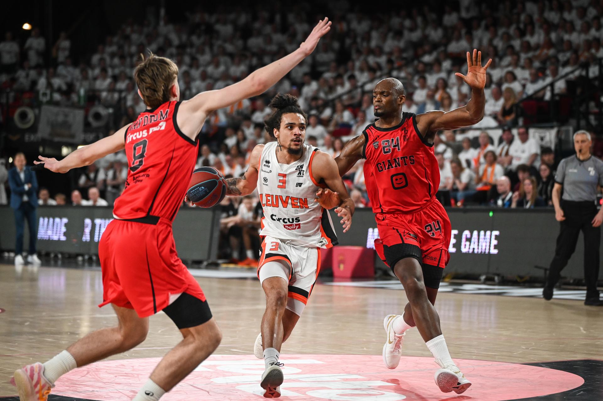 Leuven's Tylan Anderson and Antwerp's Kevin Tumba pictured in action during a basketball match between Antwerp Giants and Leuven Bears, Sunday 22 March 2026 in Charleroi, the final of the men's Belgian 2026 Basketball Cup. BELGA PHOTO ELIAS ROM