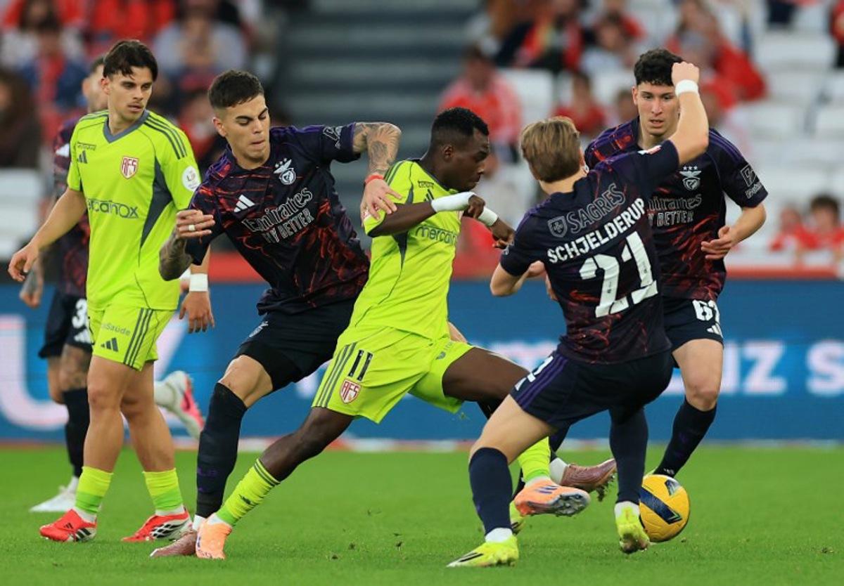 SL Benfica's Belgian forward #11 Dodi Lukebakio fighst for the ball with SL Benfica's Argentine midfielder #05 Enzo Barrenechea and SL Benfica's Norwegian forward #21 Andreas Schjelderup during the Portuguese League football match between SL Benfica and AVS Futebol SAD at Estadio da Luz in Lisbon on February 21, 2026.  PATRICIA DE MELO MOREIRA / AFP