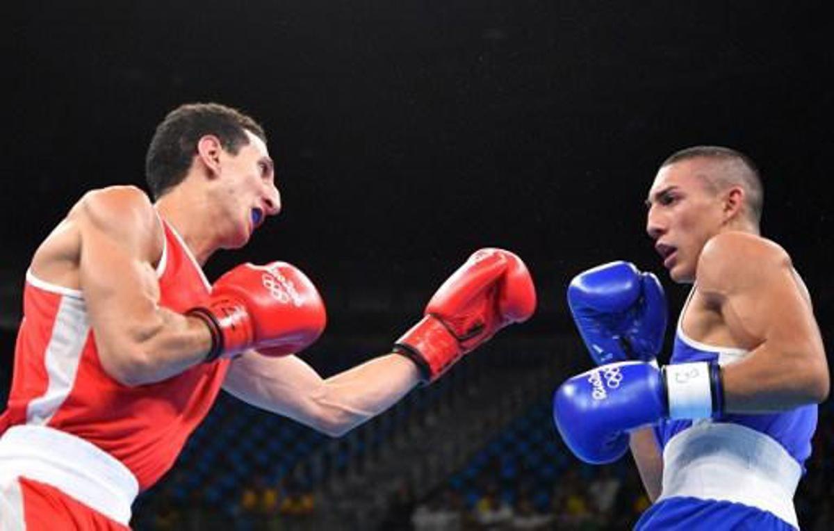 France's Sofiane Oumiha (L) fights Honduras' Teofimo Andres Lopez Rivera during the Men's Light (60kg) match at the Rio 2016 Olympic Games at the Riocentro - Pavilion 6 in Rio de Janeiro on August 7, 2016.   
Yuri CORTEZ / AFP