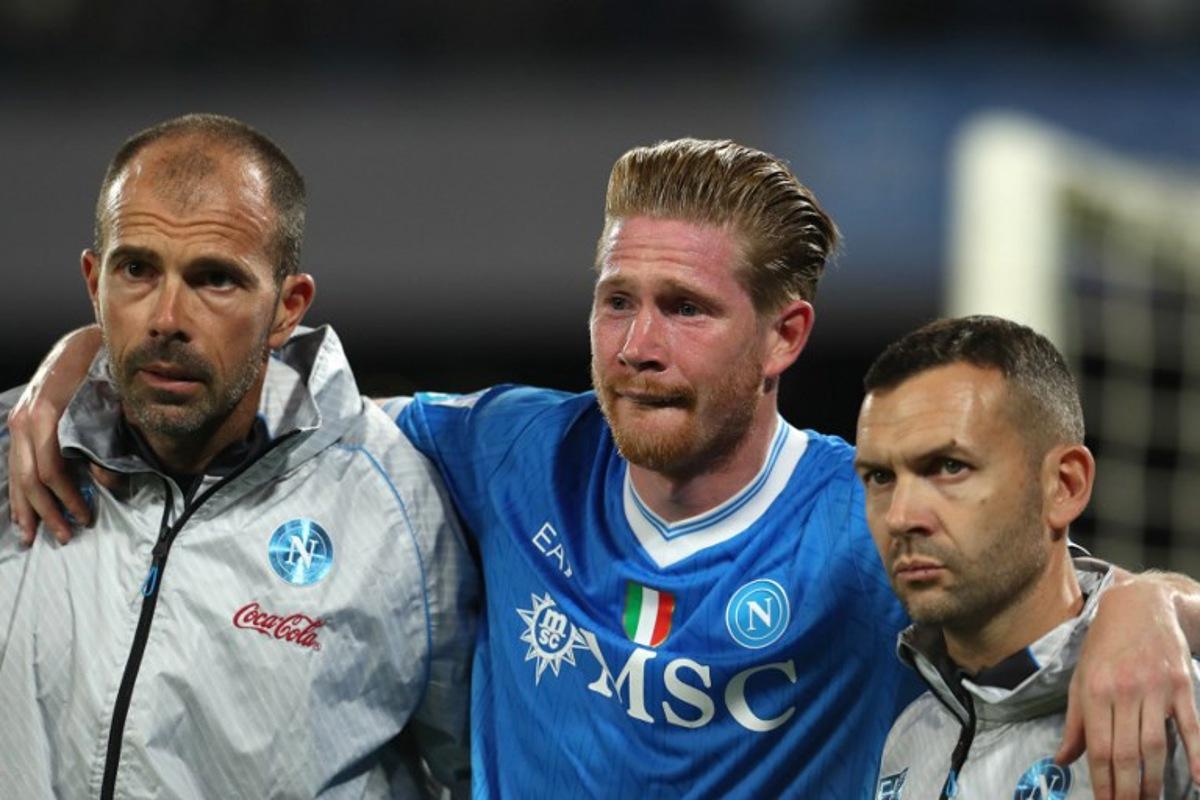 Napoli's Belgian midfielder #11 Kevin De Bruyne leaves the pitch after an injury on a penalty kick during the Italian Serie A football match between Napoli and Inter Milan at the Diego Armando Maradona stadium in Naples on October 25, 2025.  Carlo Hermann / AFP