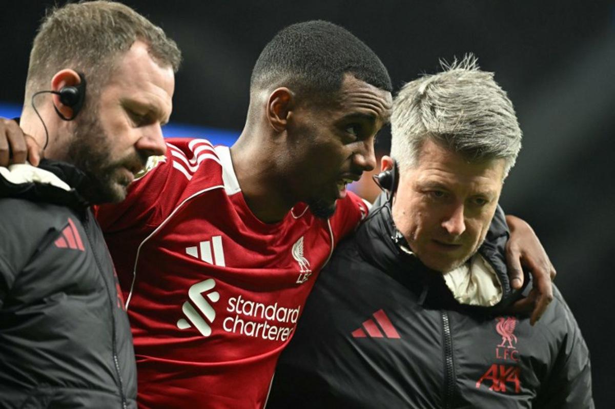 Liverpool's Swedish striker #09 Alexander Isak (C) is helped off the field by medical staff after picking up an injury during the English Premier League football match between Tottenham Hotspur and Liverpool at the Tottenham Hotspur Stadium in London, on December 20, 2025.  JUSTIN TALLIS / AFP