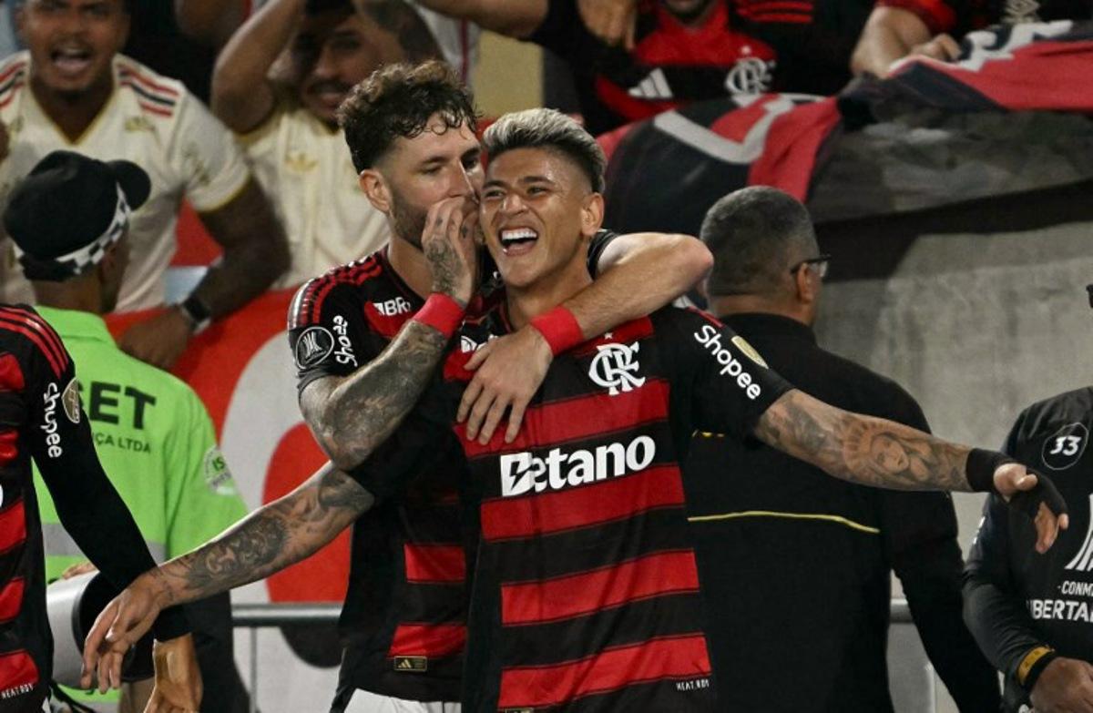 Flamengo's Colombian midfielder #15 Jorge Carrascal celebrates scoring his team's first goal during the Copa Libertadores semifinal first leg football match between Brazil's Flamengo and Argentina's Racing at the Maracana stadium in Rio de Janeiro, Brazil on October 22, 2025.  Mauro PIMENTEL / AFP