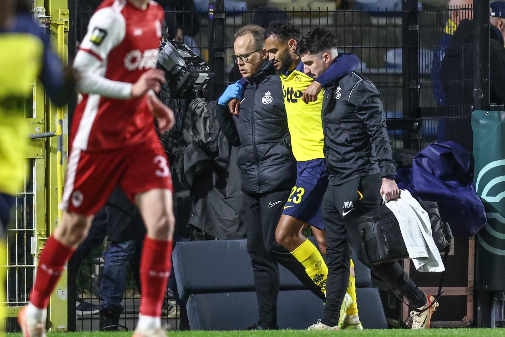Union's Soufiane Boufal leaves the pitch after being injured during a soccer match between Royale Union Saint-Gilloise and Royal Antwerp FC, Saturday 29 March 2025 in Brussels, on day 1 (out of 10) of the Champions' Play-offs of the 2024-2025 'Jupiler Pro League' first division of the Belgian championship. BELGA PHOTO BRUNO FAHY