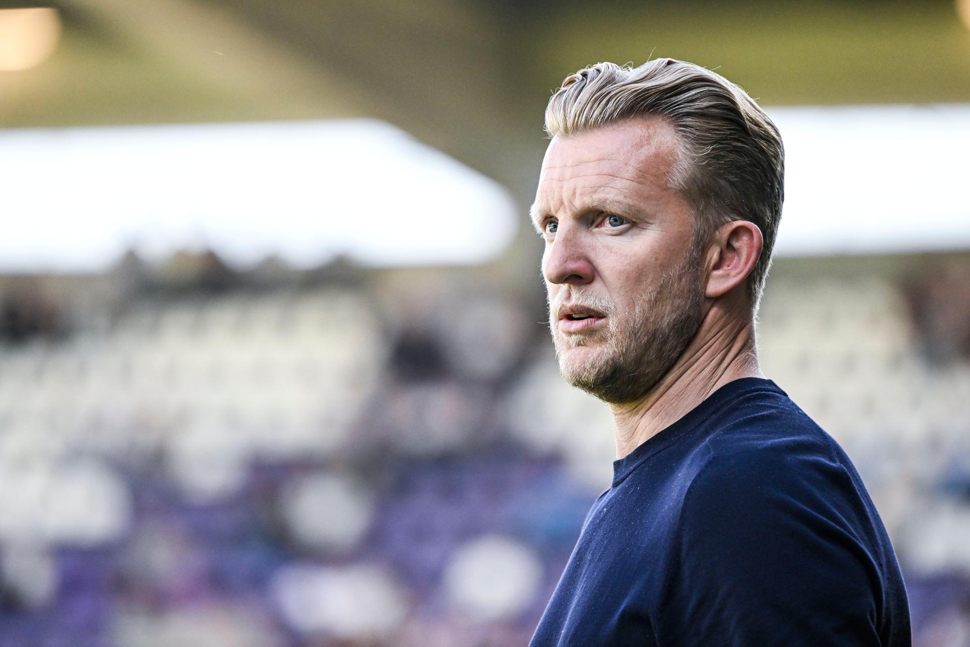 Beerschot's head coach Dirk Kuyt pictured during a soccer match between Beerschot VA and Cercle Brugge, Saturday 10 May 2025 in Antwerp, on day 6 (out of 6) of the Relegation Play-offs of the 2024-2025 'Jupiler Pro League' first division of the Belgian championship. BELGA PHOTO TOM GOYVAERTS