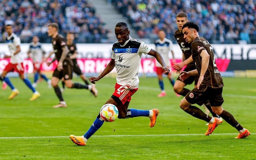 Hamburg's French forward Jean-Luc Dompe (L) and Sankt Pauli's Greek defender Manolis Saliakas vie for the ball during the second division football match Hamburger SV vs St Pauli in Hamburg on April 21, 2023.   Axel Heimken / AFP
