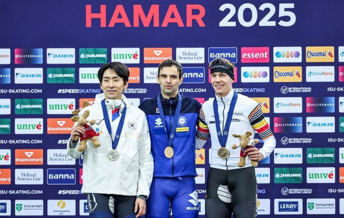 (L-R) Second placed South Korea's Seung-Hoon Lee, winner Italy's Andrea Giovannini and third placed Belgium's Bart Swings pose on the podium of the men's mass start competition of the ISU World Speed Skating Championships in Hamar, Norway on March 15, 2025.  Geir Olsen / NTB / AFP