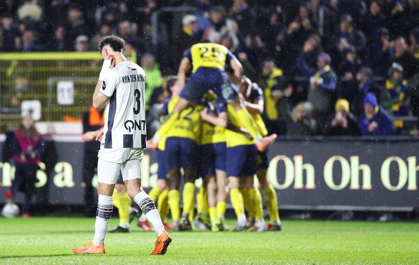 Charleroi's Kevin Van Den Kerkhof looks dejected during a soccer game between Royale Union Saint-Gilloise and Sporting Charleroi, the return game of the 1/2 final in the Croky Cup Belgian cup competition, Wednesday 11 February 2026 in Charleroi. (1st leg: 0-0) BELGA PHOTO VIRGINIE LEFOUR