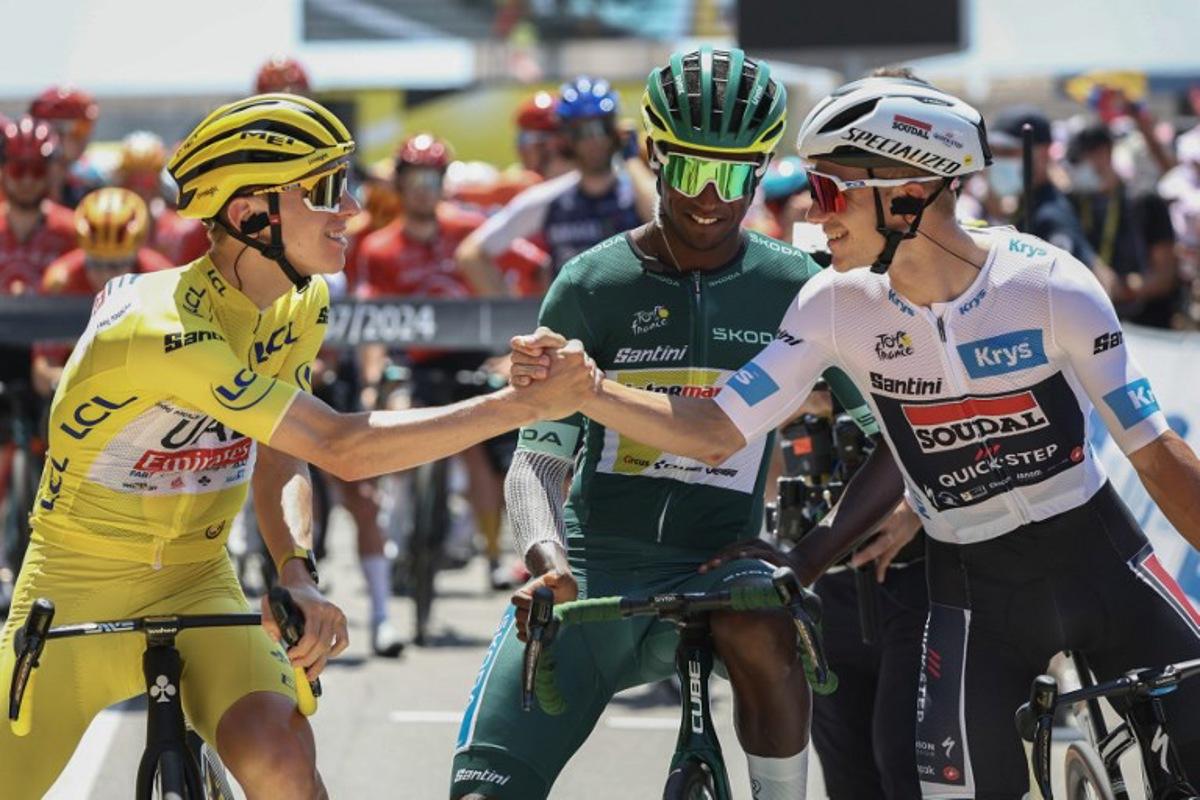 UAE Team Emirates team's Slovenian rider Tadej Pogacar wearing the overall leader's yellow jersey shakes hands with Soudal Quick-Step team's Belgian rider Remco Evenepoel wearing the best young rider's white jersey (R) as Intermarche - Wanty team's Eritrean rider Biniam Girmay wearing the sprinter's green jersey (C) looks at the start of the 20th stage of the 111th edition of the Tour de France cycling race, 132,8 km between Nice and Col de la Couillole, southeastern France, on July 20, 2024.  Anne-Christine POUJOULAT / AFP