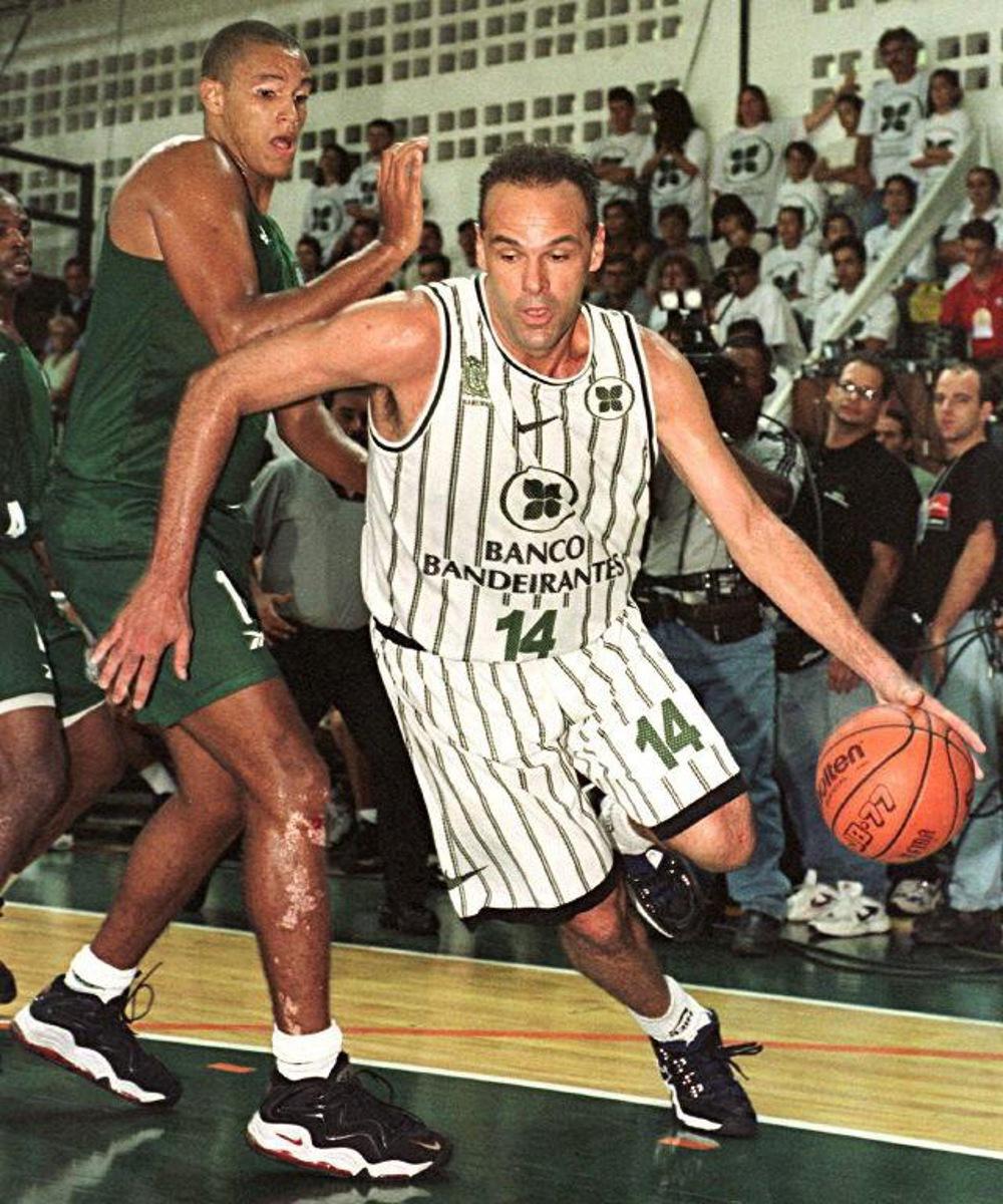 Brazilian basketball star Oscar Schmidt of Banco Bandeirantes drives to the basket against Palmeires in which he scored this 40,000th career point 15 March in Barueri, Brazil.      AFP PHOTO  Marie HIPPENMEYER  MARIE HIPPENMEYER / AFP