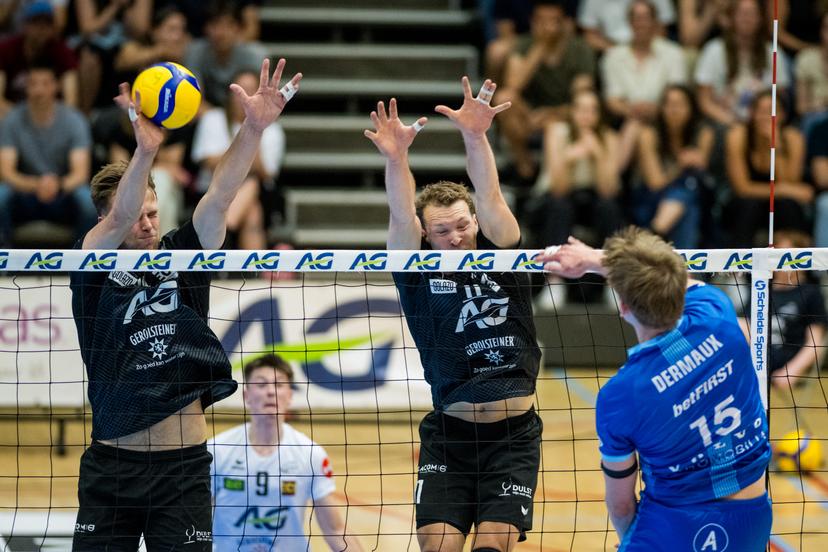 Leuven's Simon Peeters and Roeselare's Basil Dermaux pictured in action during the match between Haasrode Leuven and Roeselare, a Play-off Final (4th game, best-of-5) game in the Lotto Volley League Men, Tuesday 13 May 2025 in Leuven. BELGA PHOTO JASPER JACOBS