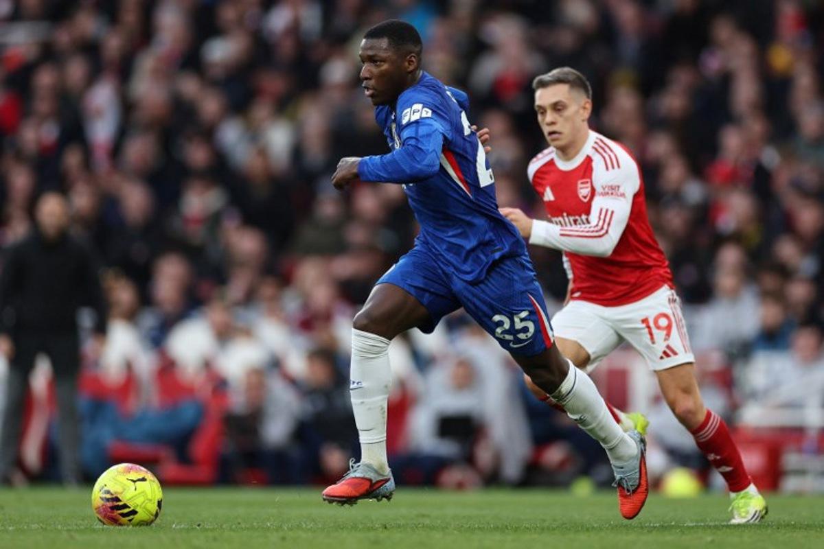 Chelsea's Ecuadorian midfielder #25 Moises Caicedo (L) is challenged by Arsenal's Belgian midfielder #19 Leandro Trossard (R) during the English Premier League football match between Arsenal and Chelsea at the Emirates Stadium in London on March 1, 2026.   Adrian Dennis / AFP