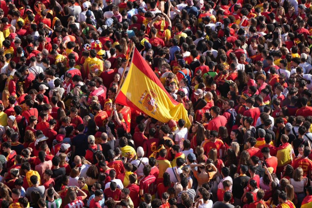 Spain fans gather at the CIbeles Square in Madrid, waiting to celebrate with the Spanish national football team players, on July 15, 2024, after Spain won the UEFA Euro 2024 final football match between Spain and England. (Photo by CESAR MANSO / AFP)