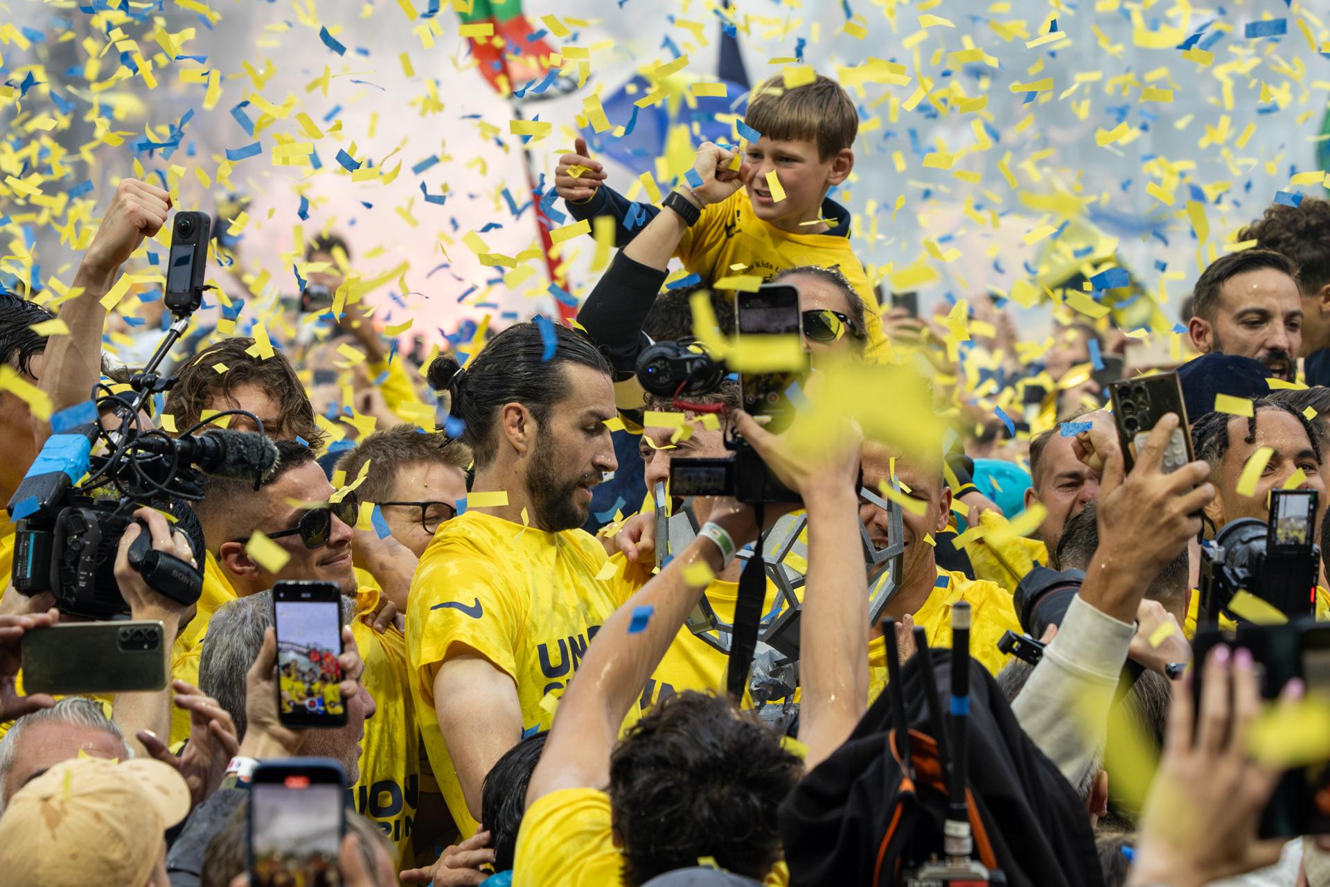 Union's Christian Burgess celebrate with the cup after winning a soccer match between Royale Union Saint-Gilloise and KAA Gent, Sunday 25 May 2025 in Brussels, on day 10 (out of 10) of the Champions' Play-offs of the 2024-2025 'Jupiler Pro League' first division of the Belgian championship. BELGA PHOTO DAVID PINTENS