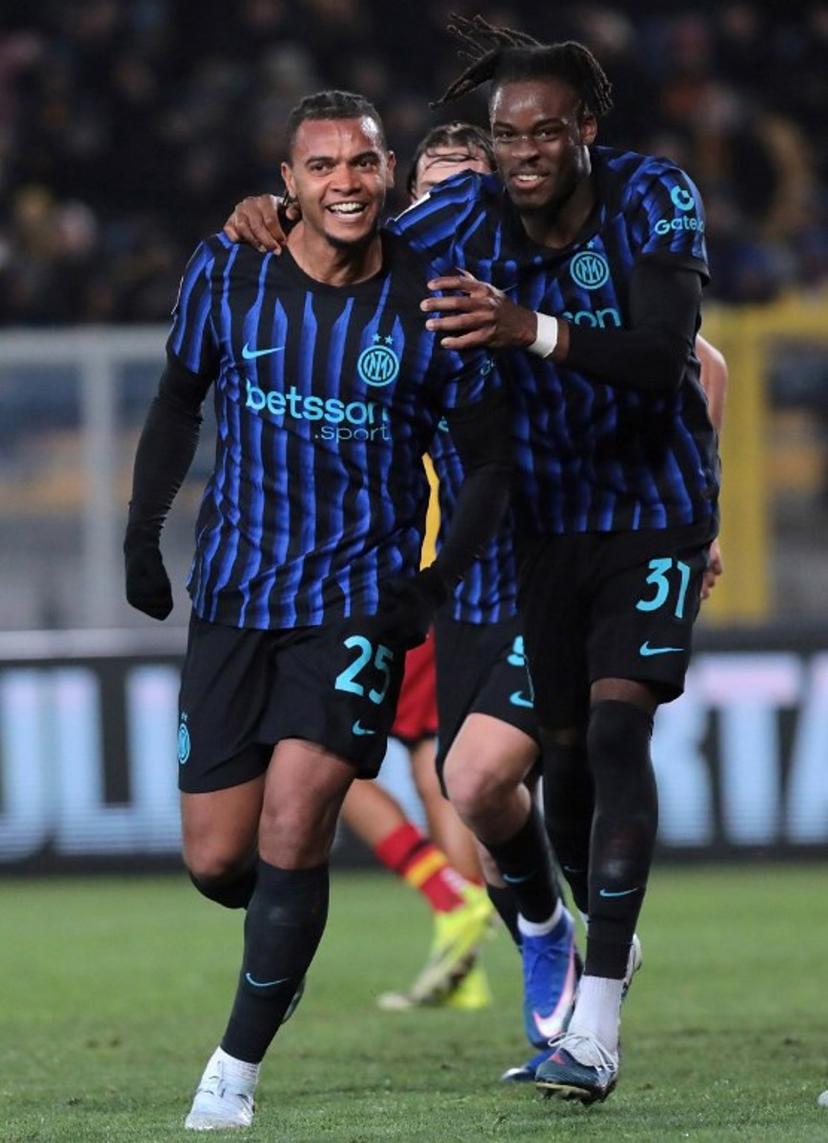 Inter Milan's Swiss defender #25 Manuel Akanji celebrates with Inter Milan's German defender #31 Yann Aurel Bisseck after scoring during the Italian Serie A football match Lecce vs Inter Milan at the Via del Mare stadium in Lecce, on February 21, 2026.   ABBONDANZA SCURO LEZZI / ANSA / AFP