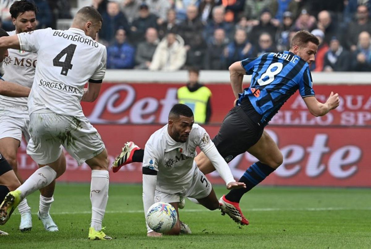 Atalanta's Croatian midfielder #8 Mario Pasalic (R) fights for the ball with Napoli's Brazilian defender #5 Juan Jesus (C) during the Italian Serie A football match between Atalanta and Napoli at New Balance Arena in Bergamo on February 22, 2026.   Isabella BONOTTO / AFP