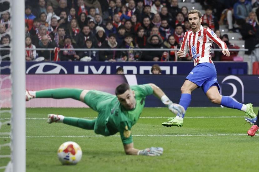 Atletico Madrid's French forward #07 Antoine Griezmann (R) scores his team's second goal during the Spanish Copa del Rey (King's Cup) semi final first leg football match between Club Atletico de Madrid and FC Barcelona at Metropolitano Stadium in Madrid on February 12, 2026.  Oscar DEL POZO / AFP
