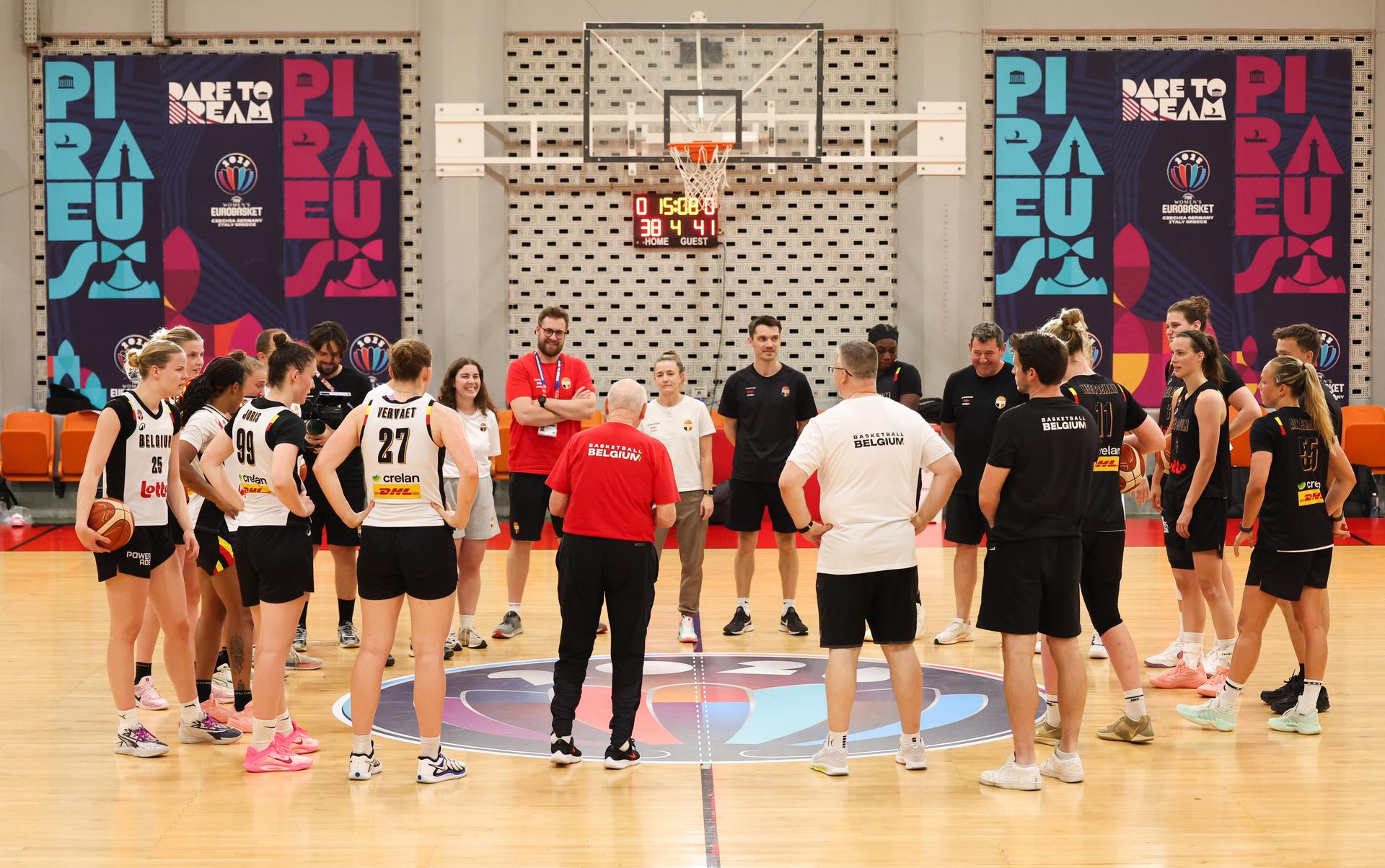 Belgium's head coach Mike Thibault talks to his players after a training session of Belgian national basketball team 'the Belgian Cats' on Tuesday 24 June 2025 in Piraeus, Greece. The team is preparing for tomorrow's game against Germany, in the quarterfinals of the FIBA Women's EuroBasket 2025. BELGA PHOTO VIRGINIE LEFOUR