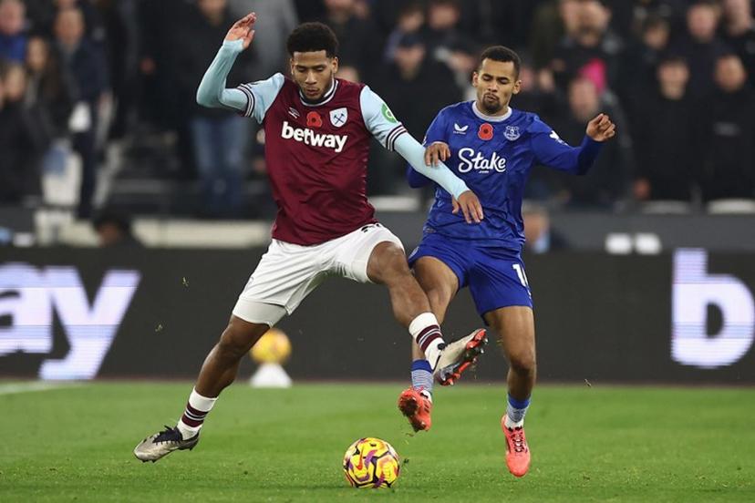 West Ham United's French defender #25 Jean-Clair Todibo (L) vies with Everton's Senegalese striker #10 Iliman Ndiaye (R) during the English Premier League football match between West Ham United and Everton at the London Stadium, in London on November 9, 2024.  HENRY NICHOLLS / AFP