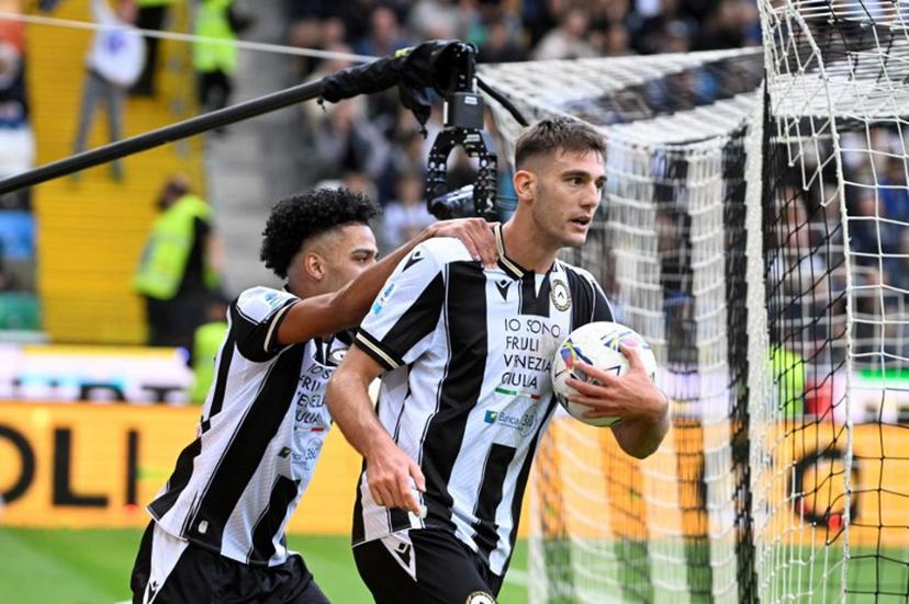 Udinese's Italian forward #17 Lorenzo Lucca (R) celebrates scoring his team's second goal during the Italian Serie A football match between Udinese and Inter Milan at the Friuli Stadium, in Udine on September 28, 2024.  ANDREA PATTARO / AFP
