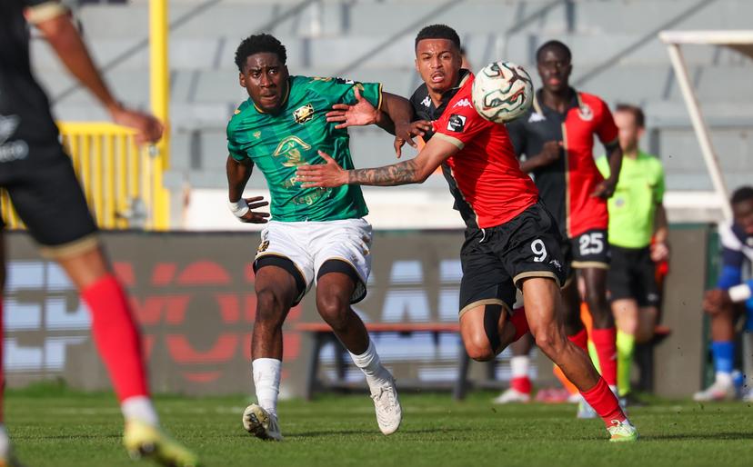 Francs Borains' Lukas Mondele and Seraing's Edouard Soumah-Abbad fight for the ball during a soccer game between RFC Seraing and Royal Francs Borains, Sunday 08 March 2026 in Seraing, on day 28 (out of 34) of the 2025-2026 'Challenger Pro League' 1B second division of the Belgian championship. BELGA PHOTO VIRGINIE LEFOUR