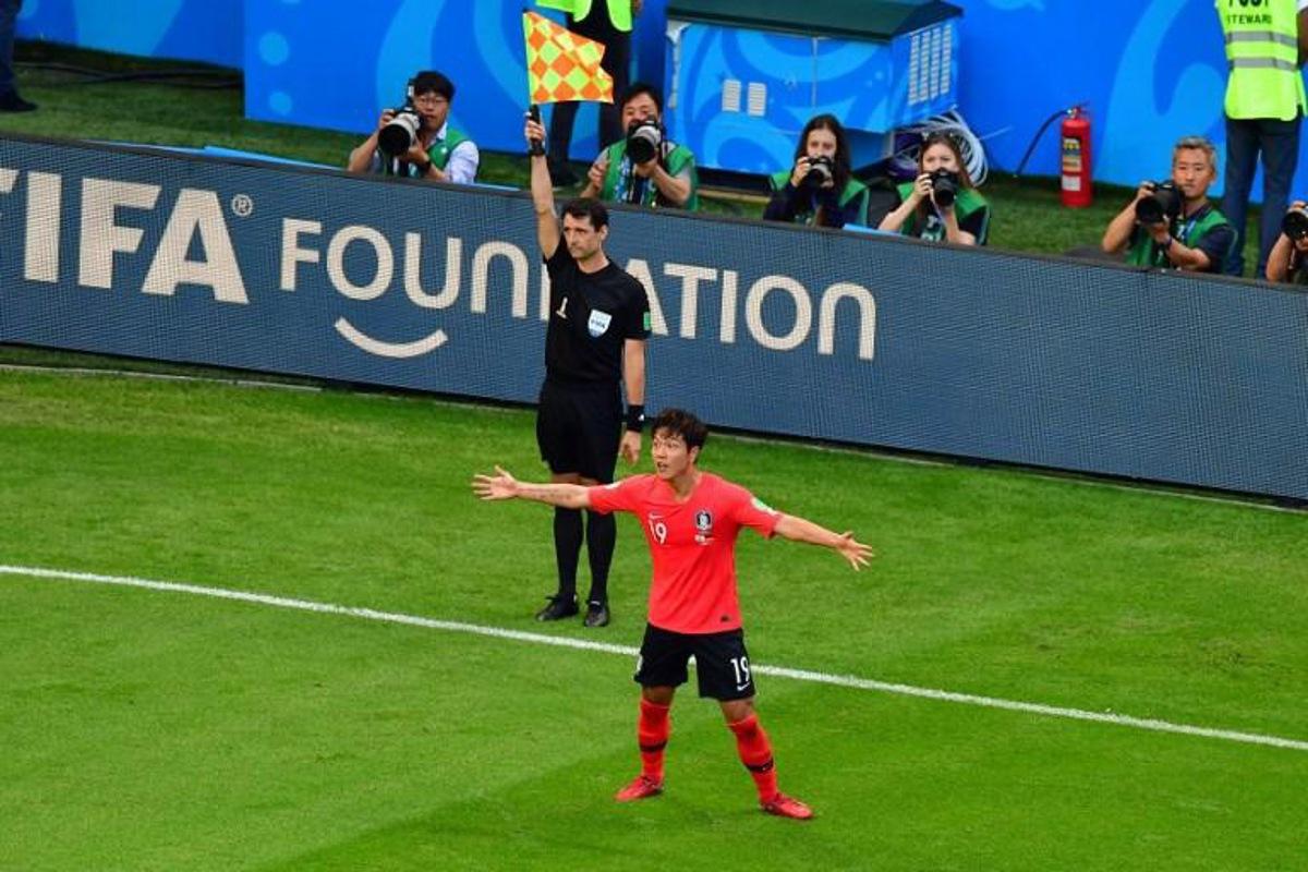 South Korea's defender Kim Young-gwon (R) reacts after an offside flag during the Russia 2018 World Cup Group F football match between South Korea and Germany at the Kazan Arena in Kazan on June 27, 2018.  Luis Acosta / AFP RESTRICTED TO EDITORIAL USE - NO MOBILE PUSH ALERTS/DOWNLOADS

