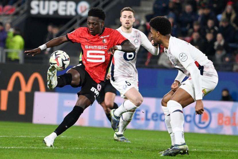 Rennes' Belgian Forward #19 kazeem  Olaigre (L) fights for the ball with Lille's Brazilian defender #04 Alexsandro (R) during the French L1 football match between Stade Rennais FC and Lille OSC (LOSC) at the Roazhon Park stadium in Rennes, western France, on February 16, 2025. Lille won 2-0 over Rennes. JEAN-FRANCOIS MONIER / AFP