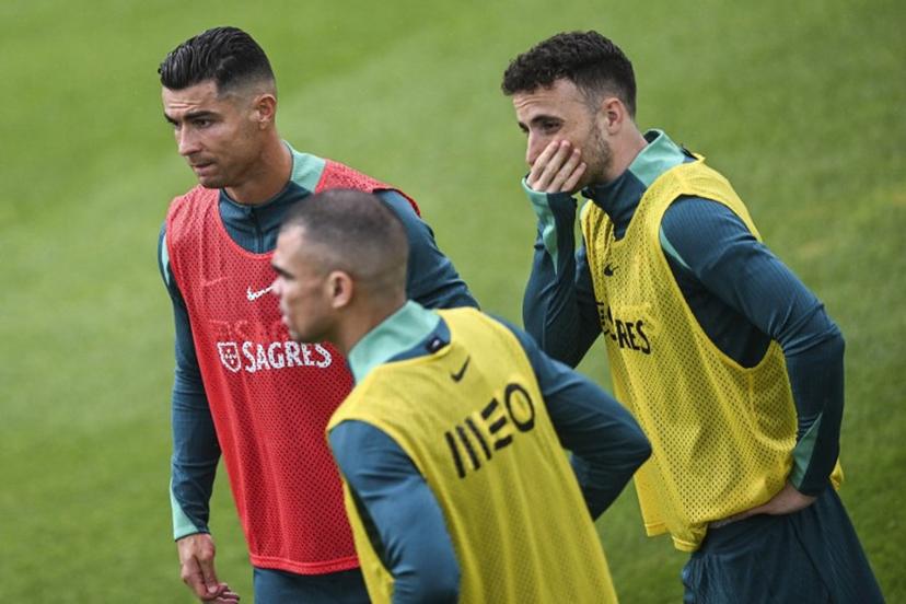 Portugal's forward Cristiano Ronaldo (L), Portugal's defender Pepe (C) and Portugal's forward Diogo Jota attend a training session at Cidade do Futebol training camp in Oeiras, outskirts of Lisbon, on June 7, 2024 on the eve of the International friendly match against Croatia ahead of the UEFA Euro 2024 football tournament in Germany.   PATRICIA DE MELO MOREIRA / AFP
