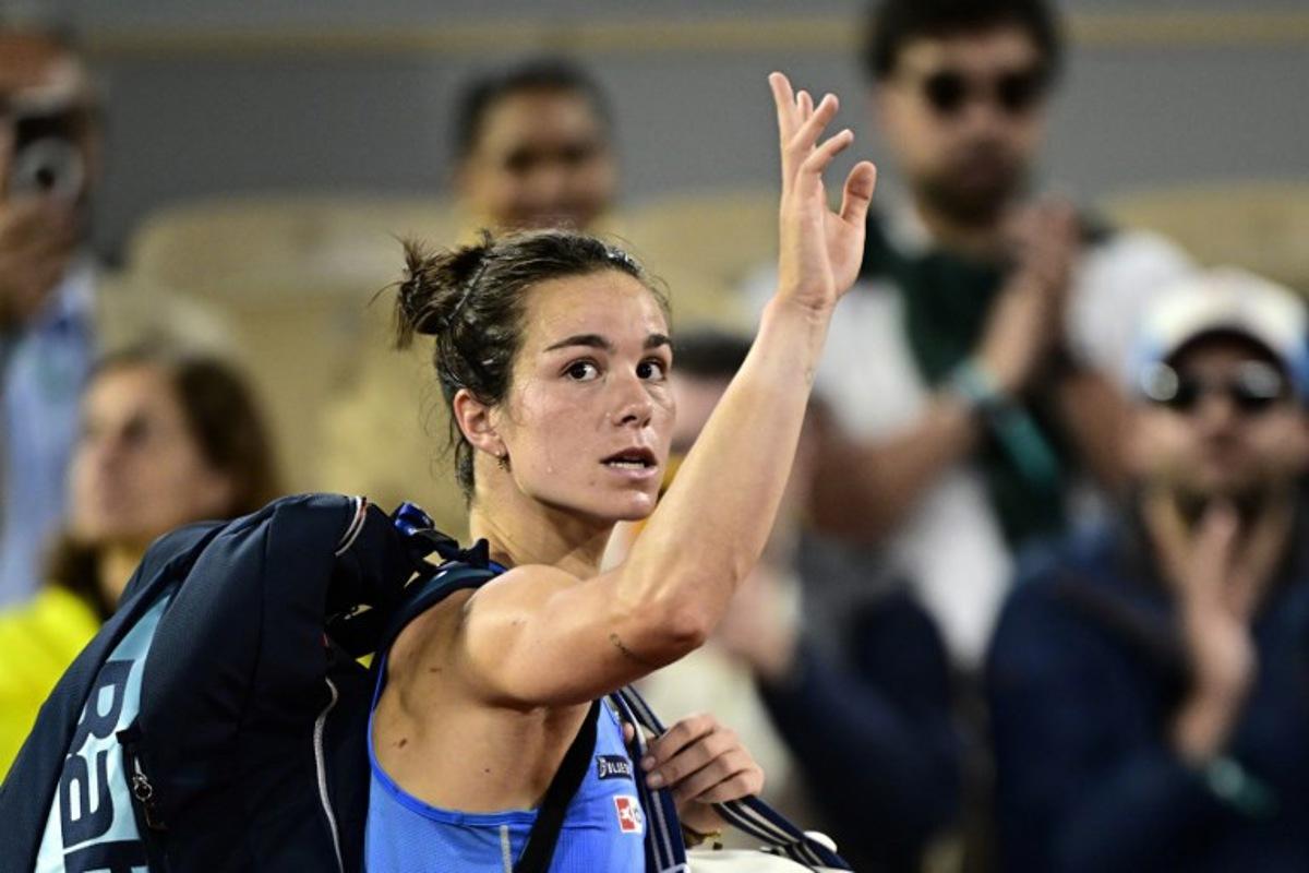 France's Lois Boisson leaves the court after her women's singles semi-final match against US Coco Gauff on day 12 of the French Open tennis tournament on Court Philippe-Chatrier at the Roland-Garros Complex in Paris on June 5, 2025.  JULIEN DE ROSA / AFP