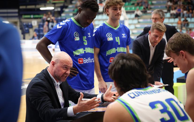 Mons' head coach Vedran Bosnic talks to his players during a basketball match between Brussels Basketball and Mons-Hainaut, Wednesday 30 April 2025 in Brussels, on day 34 of the 'BNXT League' Belgian/ Dutch first division basket championship. BELGA PHOTO JOHN THYS