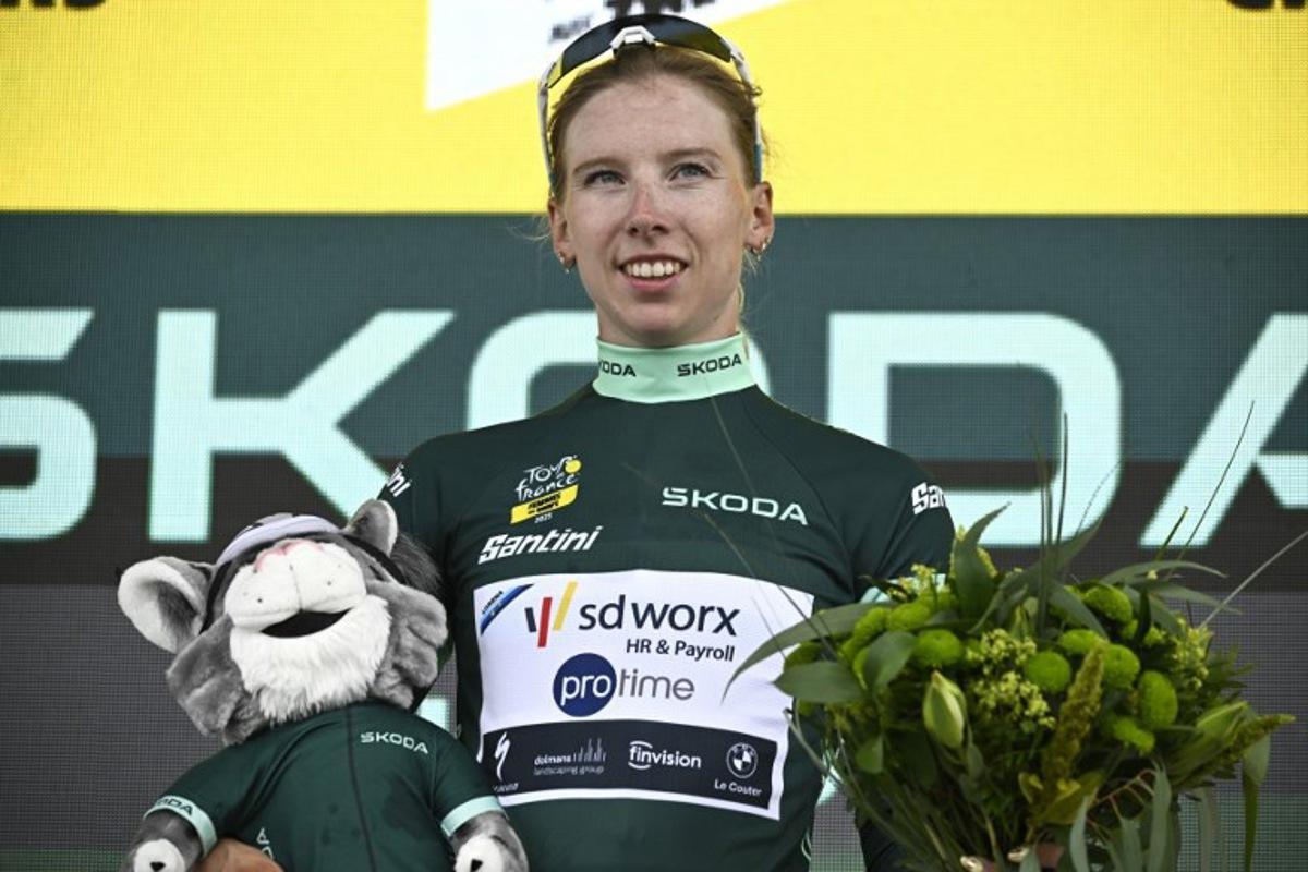 Team SD Worx - Protime's Dutch rider Lorena Wiebes celebrates her green jersey of best sprinter on the podium the 4th stage (out of 9) of the fourth edition of the Women's Tour de France cycling race, 130.7 km from Saumur to Poitiers, in Poitiers, western France on July 29, 2025.  JULIEN DE ROSA / AFP
